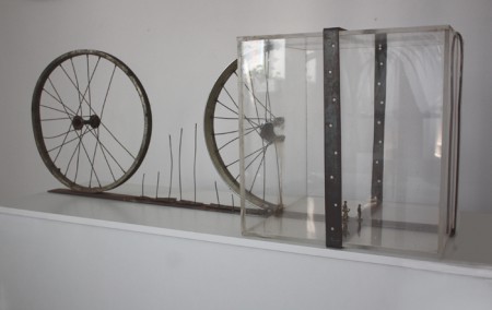 Spoločenský balík, kov, plexisklo, 1999